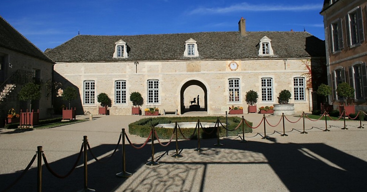 chateau-de-pommard  cour d'honneur